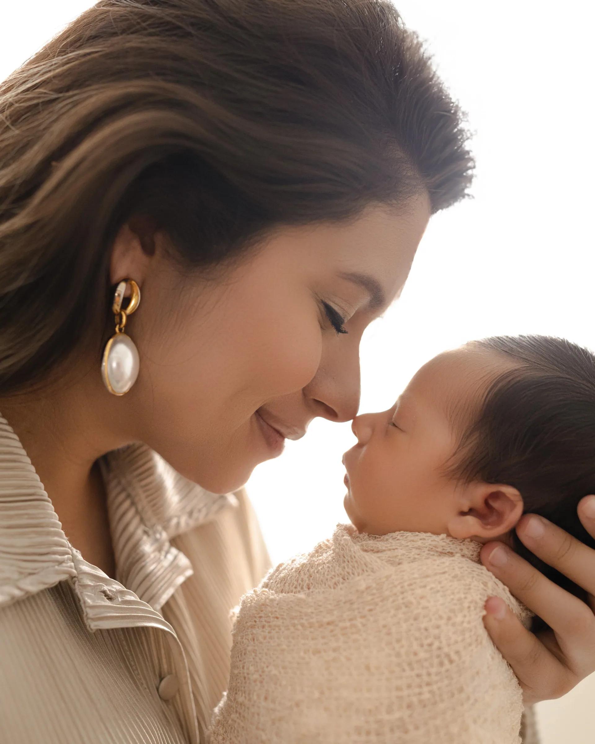 Madre con su hijo, momentos íntimos