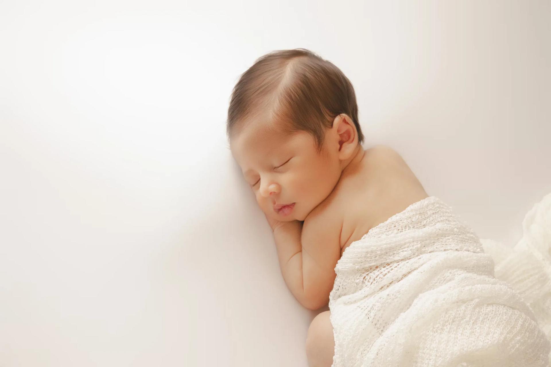 Fotografía de recién nacido en estudio